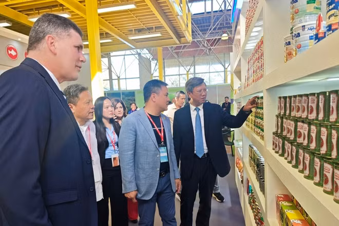 Phó Thủ tướng, Bộ trưởng Ngoại thương và Đầu tư nước ngoài Cuba Oscar Pérez-Oliva và Đại sứ Lê Quang Long thăm gian hàng của doanh nghiệp Việt Nam. (Ảnh: Đại sứ quán Việt Nam tại Cuba)