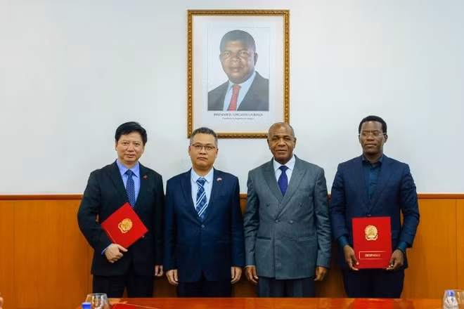 Bộ trưởng Nông Lâm Angola Isaac Maria dos Anjos và Đại sứ Dương Chính Chức chứng kiến Lễ ký Biên bản về việc triển khai Dự án hỗ trợ kỹ thuật phát triển nông lâm nghiệp bền vững cho Angola. (Ảnh: Đại sứ quán Việt Nam tại Angola)