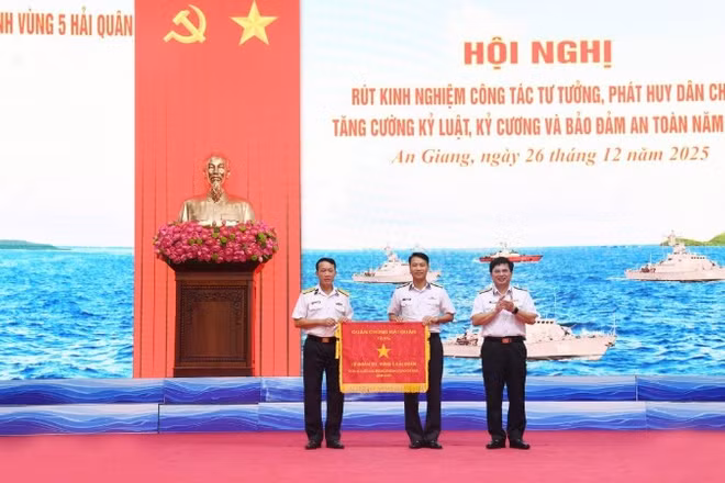 Chuẩn Đô đốc Trịnh Xuân Tùng, Tư lệnh Vùng 5 Hải quân trao Cờ thi đua của Bộ Tư lệnh Hải quân cho Lữ đoàn 127. (Ảnh: Vùng 5 Hải quân cung cấp)