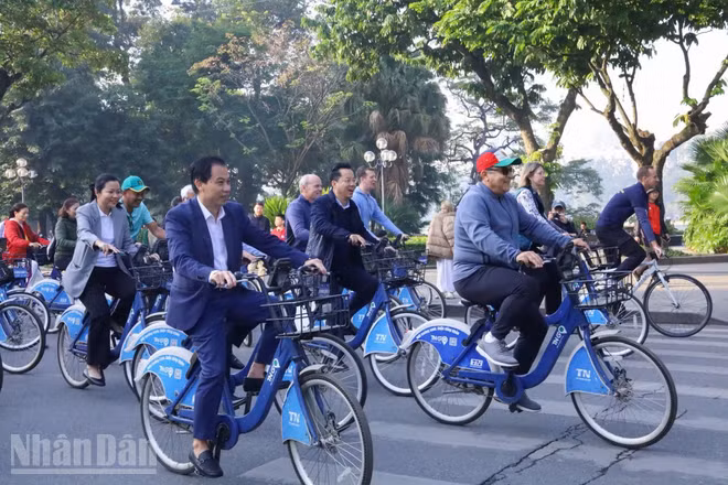 Hơn 300 đại biểu quốc tế và Việt Nam tham gia chương trình "Hành trình đạp xe hữu nghị vì Hà Nội xanh" lần thứ 5.