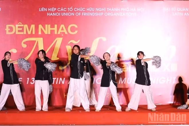 Một tiết mục văn nghệ được biểu diễn tại đêm nhạc.
