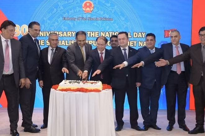 Các đại biểu tham gia cắt bánh mừng kỷ niệm 80 năm Quốc khánh nước Cộng hòa Xã hội chủ nghĩa Việt Nam. (Ảnh: Đại sứ quán Việt Nam tại Pakistan)