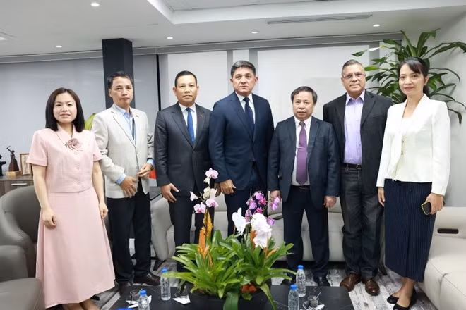 Phó Tổng thống Venezuela Jorge Márquez (đứng giữa) và Đại sứ Việt Nam tại Venezuela Vũ Trung Mỹ (thứ 3 từ trái sang) chụp ảnh cùng Đoàn công tác. (Ảnh: Đại sứ quán Việt Nam tại Venezuela)
