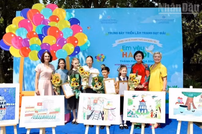 Đại diện Ban tổ chức chụp ảnh kỷ niệm với các thí sinh đạt giải cuộc thi. 