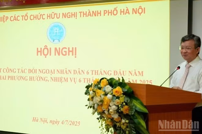 Chủ tịch Liên hiệp các tổ chức hữu nghị thành phố Hà Nội Nguyễn Ngọc Kỳ phát biểu tại hội nghị. (Ảnh: KHÁNH LAN)