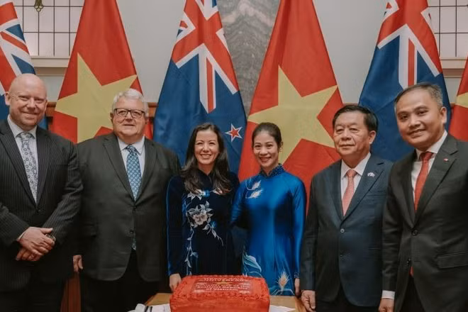 Chủ tịch Quốc hội New Zealand Gerry Brownlee (thứ 2 từ trái sang) và đồng chí Nguyễn Trọng Nghĩa, Ủy viên Bộ Chính trị, Bí thư Trung ương Đảng, Trưởng Ban Tuyên giáo và Dân vận Trung ương (thứ 2 từ phải sang) là khách danh dự tại lễ kỷ niệm.