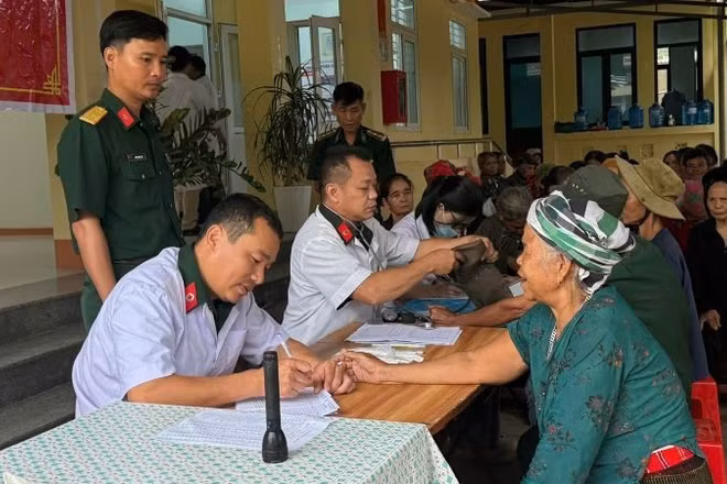 Đội ngũ y, bác sĩ Bệnh xá Quân dân y Đoàn Kinh tế-Quốc phòng 337 khám bệnh và tư vấn sức khỏe cho bà con nhân dân các xã trong vùng dự án Khu Kinh tế-Quốc phòng Khe Sanh, Quảng Trị. (Ảnh: DUY ĐÔNG)