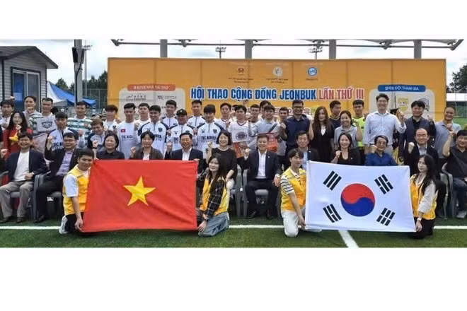 Các đại biểu, các vận động viên tham dự Hội thao giao lưu thể thao chụp ảnh kỷ niệm. Ảnh: TTXVN