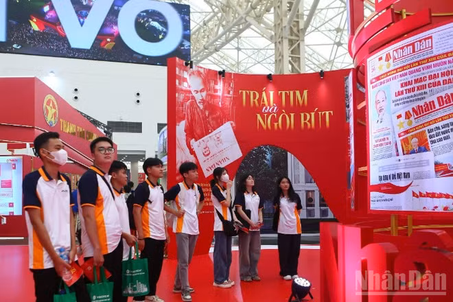 Tân sinh viên K76 Trường đại học Công nghệ Giao thông vận tải (UTT) tham quan gian trưng bày của Báo Nhân Dân tại Triển lãm 80 năm hành trình Độc lập-Tự do-Hạnh phúc.