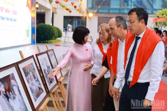 Hiệu trưởng Trường tiểu học Việt Nam-Cuba Trần Thị Tố Trinh giới thiệu với Đại sứ Cuba tại Việt Nam Rogelio Polanco Fuentes và các đại biểu về các tác phẩm tranh ảnh trưng bày tại Triển lãm.