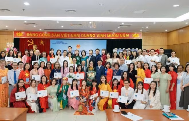 Ban tổ chức và các thầy cô giáo tham gia khóa tập huấn giảng dạy tiếng Việt cho giáo viên người Việt Nam ở nước ngoài năm 2025 chụp ảnh kỷ niệm. (Ảnh: KHÁNH LINH)