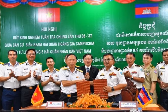 Chuẩn Đô đốc Ngô Văn Thành, Chính ủy Bộ Tư lệnh Vùng 5 Hải quân và Phó Đô đốc May Dina, Chỉ huy trưởng Căn cứ biển Ream trao biên bản ghi nhớ công tác phối hợp. (Ảnh: TRẦN KIÊN)