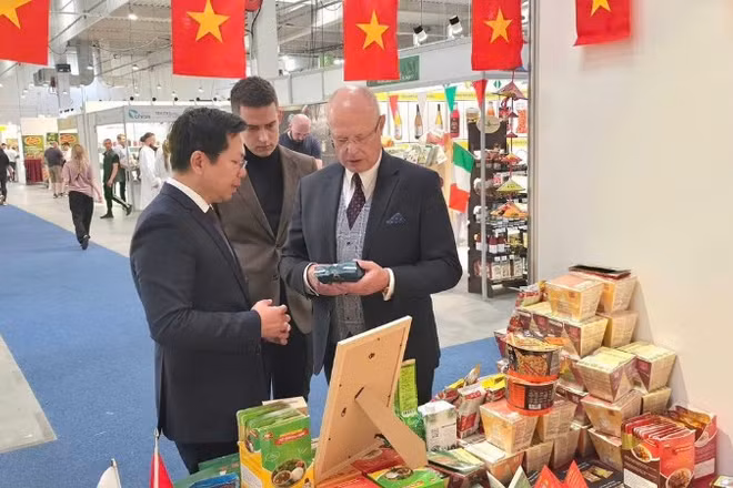 Đại sứ Hà Hoàng Hải giới thiệu với Chủ tịch Ptak Warsaw Expo Tomasz Szypuła về các sản phẩm của Việt Nam. (Ảnh do Đại sứ quán Việt Nam tại Ba Lan cung cấp)