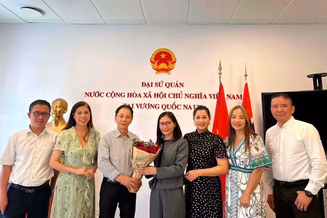 Đại sứ Việt Nam tại Na Uy Lê Thị Thu (đứng giữa) gặp mặt một số đại diện cộng đồng người Việt Nam tại Oslo. (Ảnh: Đại sứ quán Việt Nam tại Na Uy cung cấp)