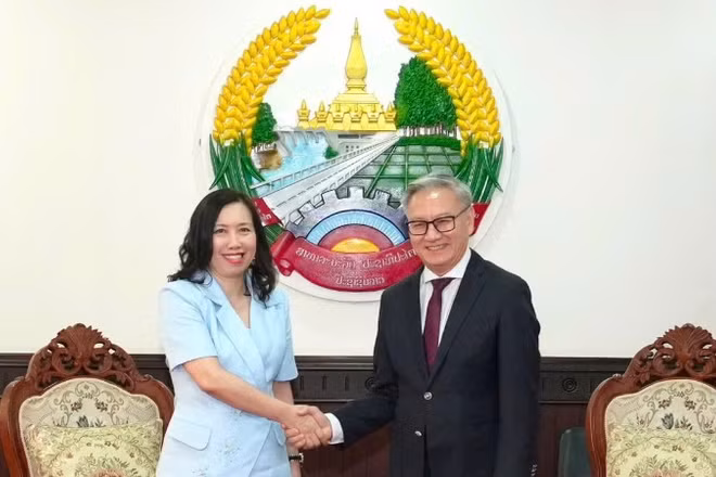 Thứ trưởng Ngoại giao Lê Thị Thu Hằng chào xã giao Phó Thủ tướng, Bộ trưởng Ngoại giao Lào Thongsavanh Phomvihane. (Ảnh: Ủy ban Nhà nước về người Việt Nam ở nước ngoài cung cấp)