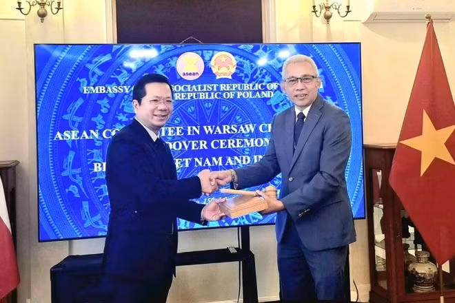 Đại sứ Hà Hoàng Hải bàn giao chức Chủ tịch luân phiên cho Đại sứ quán Indonesia tại Ba Lan. (Ảnh: Đại sứ quán Việt Nam tại Ba Lan cung cấp)