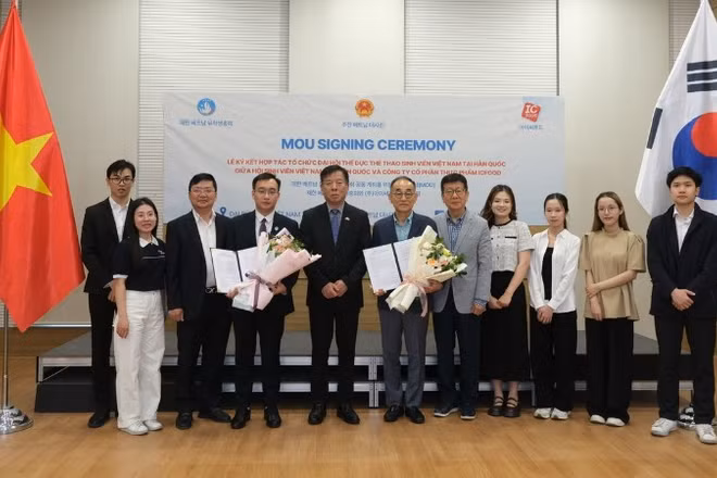 Đại sứ Vũ Hồ chụp ảnh cùng các đại biểu tham dự lễ ký kết. (Ảnh do Đại sứ quán Việt Nam tại Hàn Quốc cung cấp)