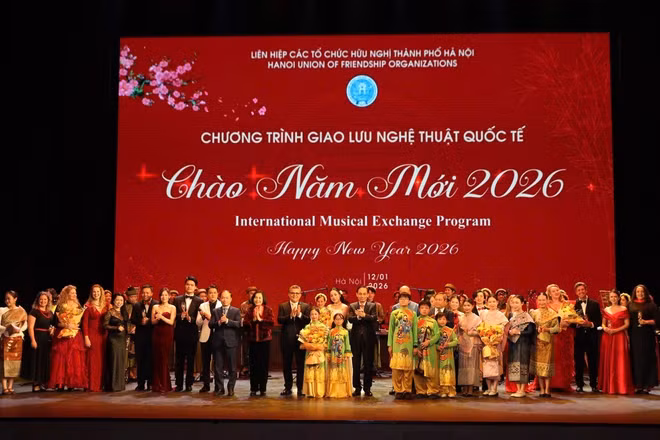 Các đại biểu chụp ảnh kỷ niệm với các nghệ sĩ tham gia chương trình giao lưu nghệ thuật quốc tế.