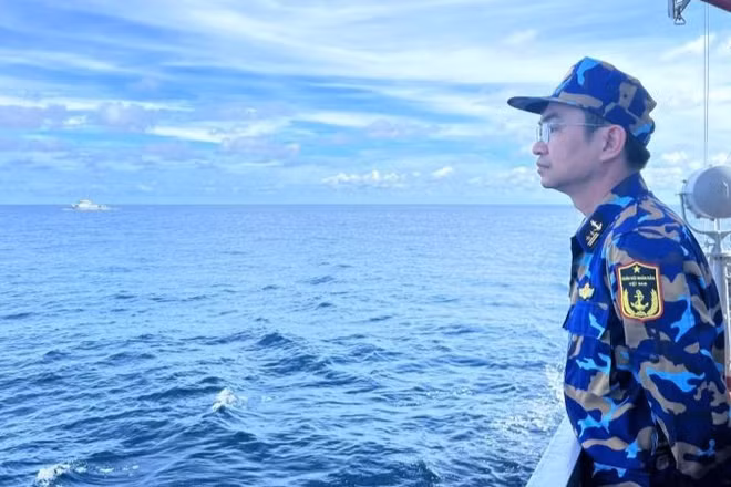 Trung tá Khúc Văn Hậu, Phó Lữ đoàn trưởng, Tham mưu trưởng Lữ đoàn 127 chỉ huy Tàu 251 thực hiện nhiệm vụ tuần tra chung với Tàu 1141. (Ảnh do Vùng 5 Hải quân cung cấp)