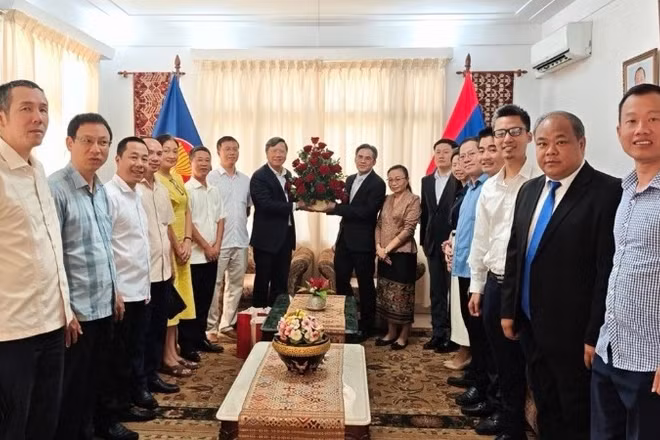 Đoàn đại biểu Đại sứ quán Việt Nam tại Cuba chúc mừng cán bộ Đại sứ quán Lào tại Cuba nhân dịp Tết cổ truyền Bunpimay.