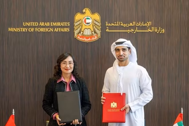 Thứ trưởng Công thương Việt Nam Phan Thị Thắng và Trợ lý Bộ trưởng Ngoại giao UAE phụ trách Khoa học và Công nghệ tiên tiến Imran Sharaf thống nhất thông qua và ký kết Biên bản Kỳ họp. (Ảnh do Đại sứ quán Việt Nam tại UAE cung cấp)