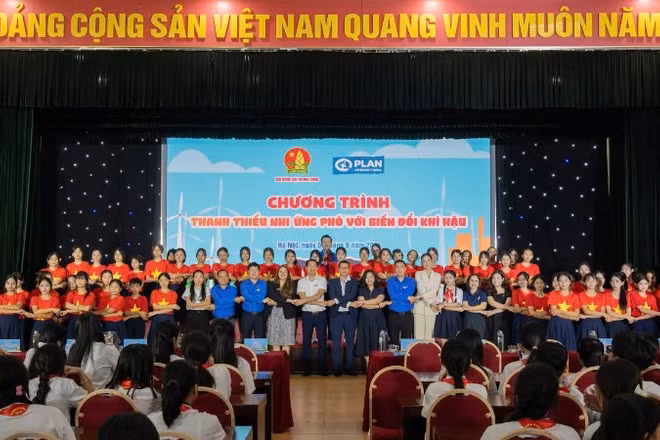 Các đại biểu tham dự chương trình chụp ảnh kỷ niệm. 