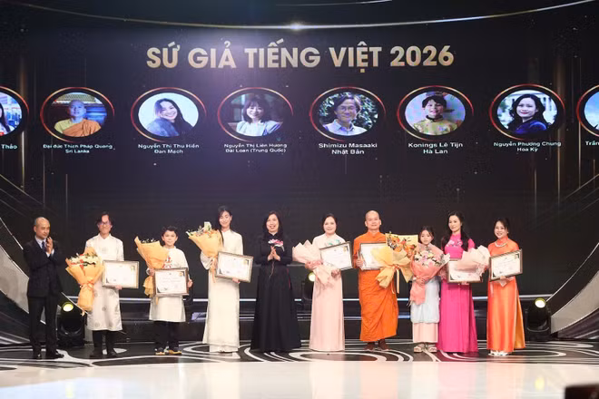 Thứ trưởng Ngoại giao Lê Thị Thu Hằng và Chủ nhiệm Ủy ban Nhà nước về người Việt Nam ở nước ngoài Nguyễn Trung Kiên vinh danh 8 Sứ giả tiếng Việt ở nước ngoài. (Ảnh: Ủy ban Nhà nước về người Việt Nam ở nước ngoài cung cấp)