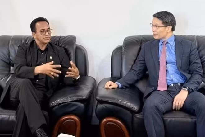 Đại biện Phạm Bình Đàm làm việc với Bộ trưởng Tư pháp Timor-Leste Sérgio Hornai. (Ảnh: Đại sứ quán Việt Nam tại Timor-Leste)