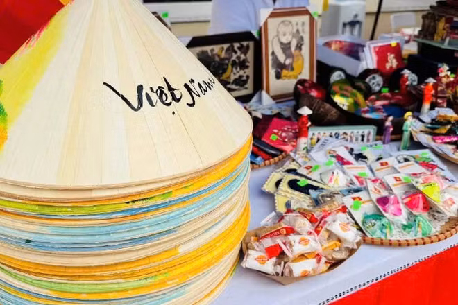 Một góc trưng bày các sản phẩm thủ công mỹ nghệ truyền thống của Việt Nam. (Ảnh: Đại sứ quán Việt Nam tại Slovakia cung cấp)