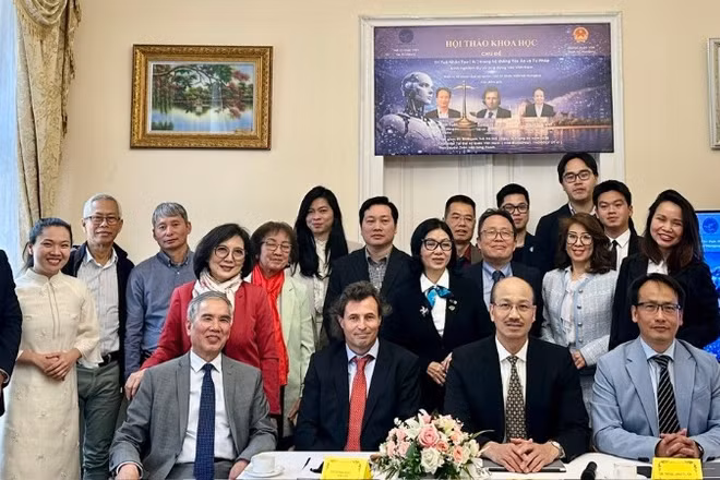Các đại biểu tham dự Hội thảo chụp ảnh kỷ niệm. (Ảnh do Đại sứ quán Việt Nam tại Hungary cung cấp)