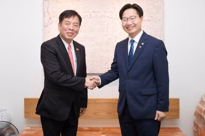 Đại sứ Vũ Hồ và Thứ trưởng thứ nhất Bộ Khoa học, Công nghệ thông tin và Truyền thông Hàn Quốc Koo Huck Chae.