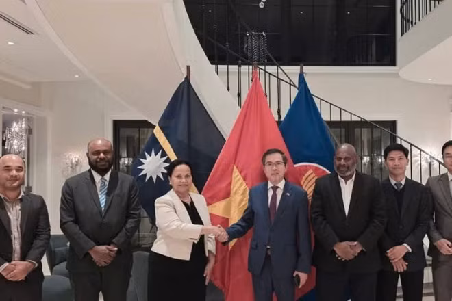 Đại sứ Phạm Hùng Tâm và Cao ủy Nauru tại Australia Camilla Solomon cùng các đại biểu tham dự buổi tiếp. (Ảnh do Đại sứ quán Việt Nam tại Australia cung cấp) 