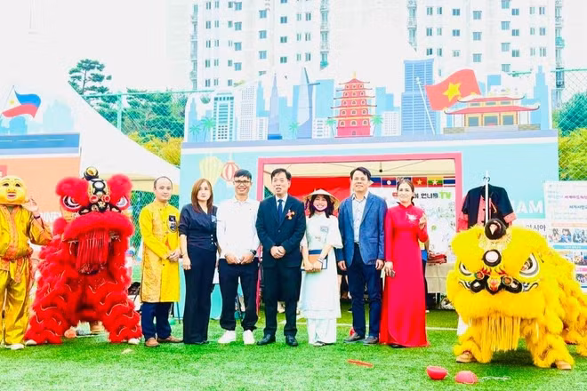 Đại sứ Vũ Hồ chụp ảnh lưu niệm với đội múa lân của cộng đồng người Việt tại Hwaseong. (Ảnh: Đại sứ Việt Nam tại Hàn Quốc cung cấp)