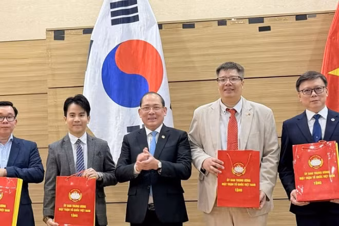 Phó Chủ tịch Ủy ban Trung ương Mặt trận Tổ quốc Việt Nam Hoàng Công Thủy trao quà cho đại diện Hiệp hội Doanh nhân và Đầu tư Việt Nam-Hàn Quốc và Hội Chuyên gia-Tri thức Việt Nam-Hàn Quốc. (Ảnh: VKBIA cung cấp)