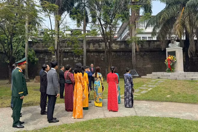 Cán bộ, nhân viên Đại sứ quán thành kính dâng hoa, tưởng nhớ và bày tỏ lòng biết ơn sâu sắc đối với Chủ tịch Hồ Chí Minh. (Ảnh do Đại sứ quán Việt Nam tại Philippines cung cấp).