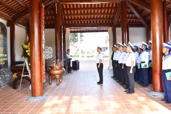 Cán bộ, chiến sĩ Tiểu đoàn 563 dâng hương tưởng niệm các Anh hùng liệt sĩ. (Ảnh: Vùng 5 Hải quân cung cấp)