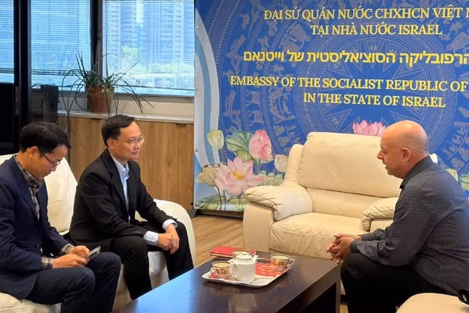 Đại sứ Nguyễn Kỳ Sơn tiếp ông Eyal Buvilski, nguyên Phó Đại sứ Israel tại Việt Nam, Chủ tịch Hội Hữu nghị Israel-Việt Nam. (Ảnh do Đại sứ quán Việt Nam tại Israel cung cấp)