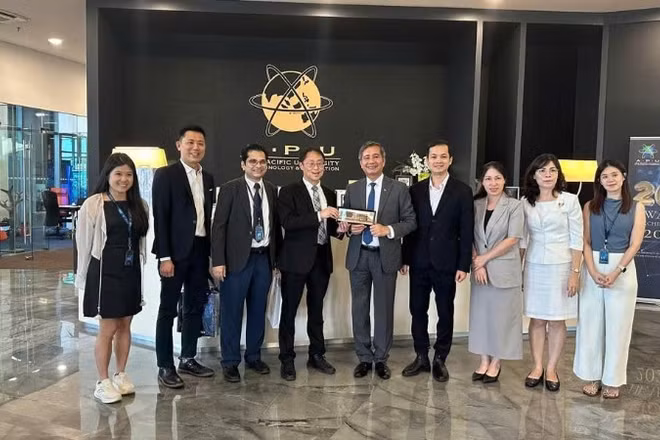 Đại sứ Đinh Ngọc Linh (thứ 5 từ phải sang) và cán bộ Đại sứ quán chụp ảnh kỷ niệm cùng lãnh đạo Trường đại học Công nghệ và Sáng tạo châu Á-Thái Bình Dương. 