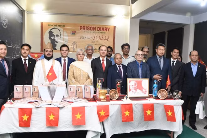 Các đại biểu tham dự Lễ ra mắt tập thơ "Nhật ký trong tù" bằng tiếng Urdu chụp ảnh kỷ niệm. (Ảnh: Đại sứ quán Việt Nam tại Pakistan cung cấp)