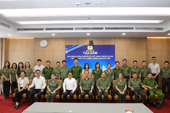 Các đại biểu tham dự Tọa đàm chụp ảnh kỷ niệm. (Ảnh do Cục Đối ngoại, Bộ Công an cung cấp)