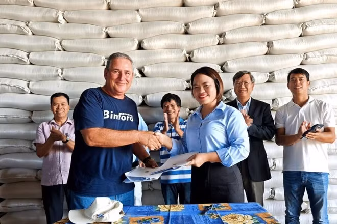 Các bên trao Biên bản ký kết bàn giao 1.200 tấn gạo do Việt Nam sản xuất cho Cuba. (Ảnh do Đại sứ quán Việt Nam tại Cuba cung cấp)