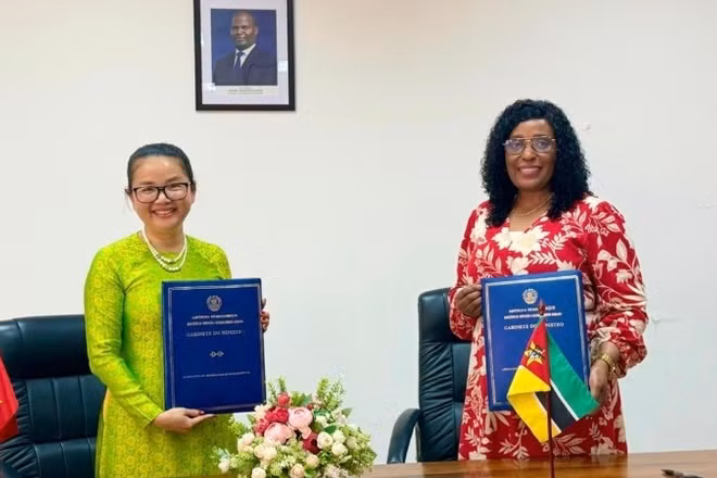 Đại sứ Trần Thị Thu Thìn và Bộ trưởng Giáo dục và Văn hóa Mozambique Samaria Tovela ký Hiệp định giữa hai Chính phủ về hợp tác trong lĩnh vực giáo dục đại học.