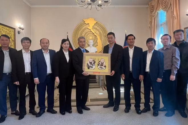 Đoàn cán bộ tỉnh Bắc Ninh trao quà kỷ niệm tặng Đại sứ Nguyễn Đắc Thành. (Ảnh do Đại sứ quán cung cấp)