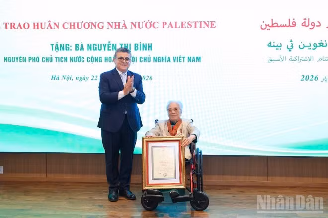 Thay mặt Tổng thống Nhà nước Palestine Mahmoud Abbas, Đại sứ Saadi Salama trao tặng Huân chương “Ngôi sao Công trạng” của Nhà nước Palestine tới nguyên Phó Chủ tịch nước Nguyễn Thị Bình. (Ảnh: ĐINH HÒA)