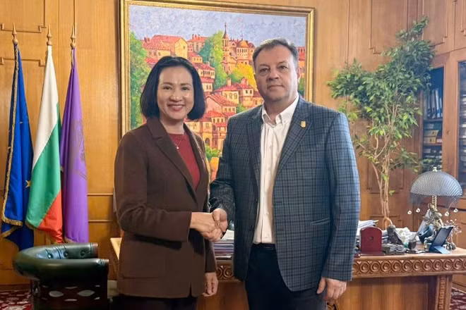 Đại sứ Việt Nam tại Bulgaria Nguyễn Thị Minh Nguyệt gặp Thị trưởng thành phố Veliko Tarnovo Daniel Panov.