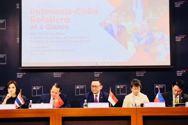 Đại sứ và đại diện cơ quan ngoại giao các nước Indonesia, Philippines, Thái Lan, Việt Nam và Malaysia tại chương trình.