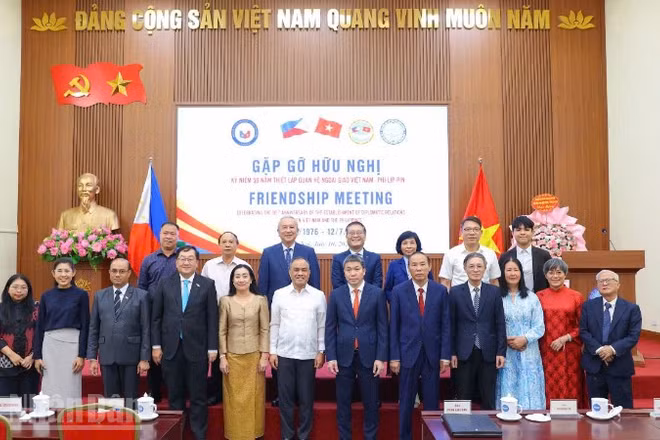 Các đại biểu tham dự sự kiện chụp ảnh kỷ niệm. 
