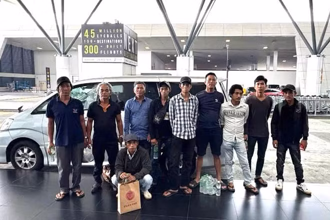 Đại sứ quán Việt Nam tại Malaysia đã thực hiện công tác bảo hộ công dân cho 10 ngư dân gặp khó khăn tại bang Perak trở về nước an toàn. (Ảnh: Đại sứ quán Việt Nam tại Malaysia cung cấp)