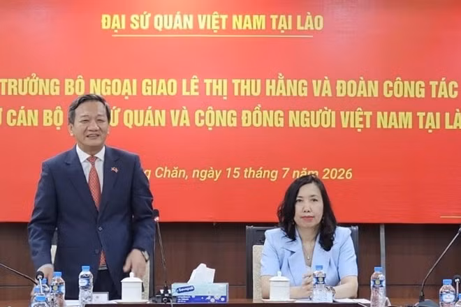 Thứ trưởng Ngoại giao Lê Thị Thu Hằng gặp gỡ cộng đồng người Việt tại Lào. (Ảnh: Ủy ban Nhà nước về người Việt Nam ở nước ngoài cung cấp)