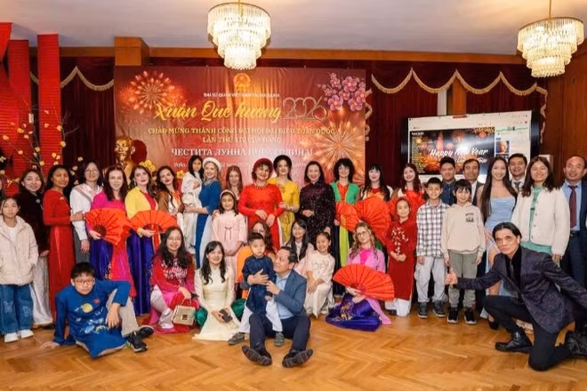 Các đại biểu tham dự chương trình chụp ảnh kỷ niệm. (Ảnh do Đại sứ quán Việt Nam tại Bulgaria cung cấp)